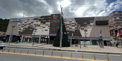 El local 327, ubicado en tercer piso, frente a plazoleta de comidas, cuenta con un área de 21m2, excelentes acabados listo para las adecuaciones según la operación de la marca. CALERA GARDENS cuenta con una ubicación estratégica sobre vía nacional del municipio de La Calera a 9 Km del Peaje los Patios y a 16 km de Bogotá. En el tercer piso encontrarás marcas como Dollarciy, Mimo´s, Cinema VO Cines, ofertas gastronómicas, helados y postres, también propuestas de comercio, accesorios, salón de belleza, entre otros. Listo para adecuaciones según necesidad de la marca. Cod: 1932