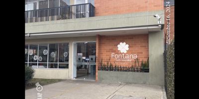 Apartamento en Conjunto Fontana en venta de 56m2, con vista exterior, ubicado en un 12vo piso (Torre 6 Apto 1206), acceso por ascensor. Consta de 3 habitaciones, 2 baños, sala comedor, cocina integral y zona de lavandería. Tiene piso laminado en habitaciones y zona social y piso cerámico en baños y cocina. El conjunto cuenta con salón comunal, zonas verdes, zonas para niños, cancha múltiple, piscina y vigilancia privada las 24 horas. Cerca a centros comerciales como Los Pinos y Alcaparros; cerca a almacenes de cadena como Éxito, Olímpica y D1; cerca a colegios como Infantes del Sosiego y Pedagógico Ingles ; cerca a universidad Uniminuto Madrid; Vías de acceso por la Carrera 22 y Calle 6 sur. 29376969866
