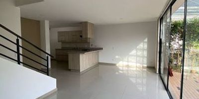 casa en  unidad abierta, con muy buena ubicación, a solo 5 minutos del parque principal caminando, sector seguro y tranquilo cerca a transporte publico. Un buen hogar es aquel donde te sientes cómodo. Si quieres iniciar una nueva vida, empieza por imaginarte tu futura casa.  te presentamos esta hermosa casa campestre, rodeada de naturaleza, en un sector seguro y tranquilo, un lugar con muy buen acceso a solo pocos km del parque principal del retiro, cerca de super mercados, restaurantes, farmacias, centros educativos. no esperes para disfrutar de este hermoso lugar, comunícate con nosotros para darte la mejor asesoría.  