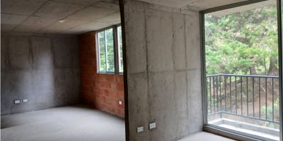 Presentamos en venta este  apartamento  en obra gris, ubicado en La Ceja en Antioquia. Su ubicación privilegiada permite disfrutar de un ambiente campestre y una vista espectacular a las montañas del oriente antioqueño, al mismo tiempo que se encuentra cercano a la zona urbana, facilitando el acceso a todos los servicios y comodidades que puedas necesitar.

 Cuenta con una distribución perfecta en 52 M2 de construcción y una amplia zona privada de igual medida, garantizando un espacio funcional y cómodo para ti y tu familia. cuenta con espacio para 3 habitaciones o 2 habitaciones y un estudio, un baño terminado y otro para instalarlo, balcon, zona de ropas, cocina. 

En cuanto a sus características externas, este apartamento ofrece un entorno agradable y seguro, con acceso pavimentado y parqueadero para visitantes, para que siempre tengas un lugar para estacionar tu vehículo. Además, su cercanía a parques y zonas verdes te permitirá disfrutar del aire libre y la naturaleza sin salir de tu hogar. Todo esto en una zona residencial muy tranquila y segura.

Aprovecha esta  oportunidad de adquirir este excelente apartamento en La Ceja, Antioquia.

 ¡Contáctanos ahora para agendar una visita y enamorarte de tu nuevo hogar!
