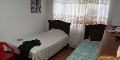 En La Fontana Soluciones Inmobiliarias te ofrecemos esta casa con renta de tres (3) niveles, perfecta para inversión. La vivienda principal cuenta con tres (3) alcobas con clóset, sala-comedor, estudio, cocina semintegral, dos (2) baños, pisos en cerámica y una amplia terraza para disfrutar. Además, genera ingresos con un apartaestudio independiente que incluye clóset, sala-comedor, cocina sencilla, un (1) baño y zona de ropas. ¡Una excelente oportunidad para vivir y rentar al mismo tiempo! 
 
Codigo inmo: 13883 Manizales, Caldas. 
