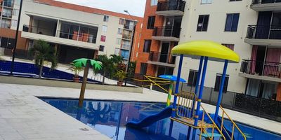 Se arrienda apartamento en Ibagué, Tolima, en el barrio San Simón parte Alta. Este apartamento listo para estrenar, ofrece 54m² construidos y 50m² privados con 3 habitaciones y 1 baño. Disfrute de una excelente iluminación natural y amplias zonas sociales. Incluye 1 parqueadero. El canon de arriendo es de $800,000. Una opción ideal en estrato 2. Para más información o visitar, puede contactarnos vía WhatsApp, pedir que lo contacten o ver los teléfonos.