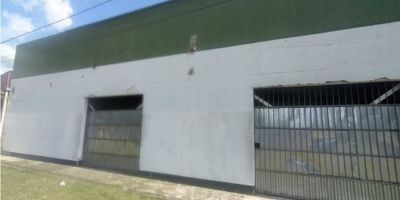 ¡Atención inversionistas y empresarios!

Oportunidad única de adquirir un lote con ubicación estratégica y gran potencial de valorización en La Tebaida, Quindío.

Este magnífico lote de más de 50 metros de frente sobre la carretera nacional Tebaida vía Armenia, es ideal para desarrollar tu proyecto comercial o residencial. Su topografía plana facilita la construcción y el aprovechamiento al máximo del terreno.

¿Qué lo hace aún más atractivo?


 Ubicación privilegiada: A solo 2.8 km de la Zona Franca, 4.9 km de la Glorieta del Club Campestre de Armenia y 1.4 km del municipio de La Tebaida.
 Infraestructura existente: Cuenta con dos estructuras para bodegaje, una de ellas con oficinas, construidas en ladrillo y revoque, tejas y estructura metálica.
 Servicios públicos: Dispone de acueducto, alcantarillado, alumbrado público y pozo séptico, además de un aljibe propio para suministro de agua.
 Construcciones: Las estructuras actuales tienen una altura aproximada de 5 metros, ideales para almacenamiento y operación de negocios.
 Uso de suelo mixto: Permite el desarrollo de proyectos comerciales y residenciales, brindando flexibilidad para tu inversión.
 Alta valorización: La zona está en constante crecimiento y desarrollo, lo que garantiza un retorno seguro para tu inversión.


¡No dejes pasar esta oportunidad única de adquirir un lote con un gran potencial de desarrollo!

Áreas de construcción (según catastro):


 Bodega: 665.7 m2
 Ramada: 1,017.5 m2


¡Contáctanos para más información y agenda una visita!    WA. 3005050322

¡Invierte en grande, invierte en el Quindio!
