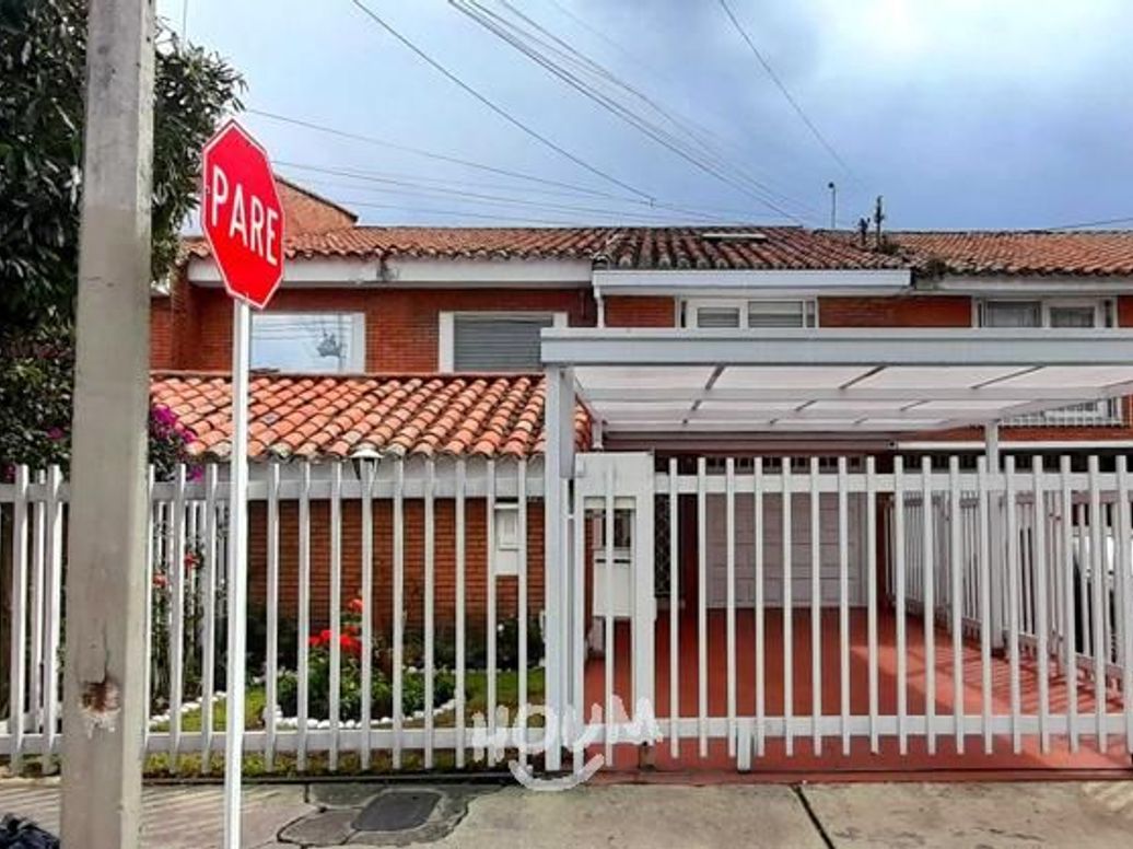 Casa de 4 alcobas en venta en Mónaco, Bogotá, 301 m² · foto 2 de 20