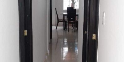 Ubicado en primer piso,  el apartamento, ofrece una pequeña terraza,  amplia sala comedor,  cocina tipo americano, hall de alcobas, tres habitaciones, la principal con baño interno y clóset, las otras dos comparten baño. Patio y zona de labores.