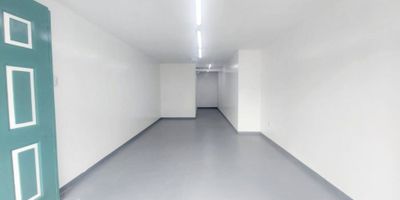 Local comercial de 40 M2, ubicado en Primer piso con buena iluminación natural, cuenta con baño, oficina, pisos en cemento, servicios de Agua y Luz. Cerca a Avenida Calle 68, Avenida Carrera 24, Avenida Carrera 30, Transmilenio, zona comercial de Siete de Agosto.