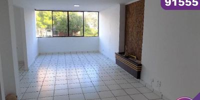 Apartamento en arriendo, ubicado en el sector de Villa Santos, al norte de la Ciudad de Barranquilla, cerca del Centro Comercial Buenavista. El apartamento esta del lado sombra, cuenta con 95 m2, amplios ventanales con vista a la piscina, sala comedor, amplio hall de alcobas, 2 alcobas con closet, baño privado y auxiliar, estudio que se podría cerrar para una 3era alcoba, cocina amplia integral, area de labores, alcoba y baño para el servicio y 2 garajes privados. El conjunto tiene portería las 24 horas, acogedoras zonas sociales, piscina, zona infantil, terraza y kiosko social con bbq y zonas verdes.