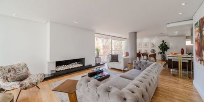 Hermoso apartamento, totalmente Amoblado con excelentes equipos para tener la mejor experiencia de un arriendo completo. Ofrece una sala comedor, con cocina abierta y amplia zona de lavanderia separada. 3 habitaciones, 2 de ellas tienen camas y la tercera habitación cuenta con un sofá cama. Es un apartamento exterior en tercer piso, con puerta 1de seguridad,sistema de vigilancia 24 horas, portería 12 horas del día y automático/inteligente durante la noche. Ubicado en una zona tranquila, segura y residencial, con cercanía a la carrera quinta donde se encuentran restaurantes, supermercados , farmacias y demás establecimientos comerciales.