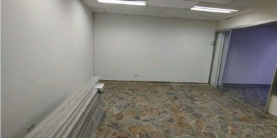 Local disponible para la venta en Envigado, cuenta con espacios ideal para oficinas o prestación de servicios, 2 baños, cocineta, salón amplio