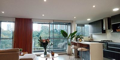 Apartamento para arriendo amoblado en Envigado, sector El Esmeraldal, cuenta con un área de 78 m², 2 habitaciones, habitación principal con baño y vestier, 1 closets, 1 baño social, sala comedor, cocina integral, red de gas, piso en porcelanato y madera laminada, zona de ropas, balcón, 1 parqueadero doble lineal. Ubicado en unidad cerrada con ascensor, portería 24 horas, zonas comunes como: piscina, gimnasio, salón social, juegos infantiles, cancha de squash, sauna y turco, sendero ecológico; fáciles y cómodas vías de acceso, rutas de transporte. Buscamos su tranquilidad. www.cityraiz.com CÓDIGO 18800