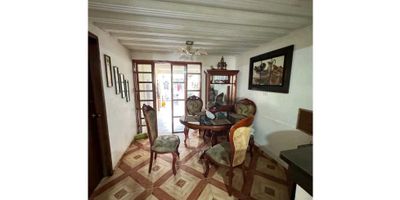 Te presentamos esta hermosa casa ubicada en [ciudad], ideal para aquellos que buscan una vivienda amplia y confortable en una zona tranquila y residencial. Con un área total de 300 metros cuadrados, esta propiedad cuenta con 8 amplias alcobas que ofrecen un espacio perfecto para la comodidad y descanso de toda la familia.

Además, cuenta con 5 baños completamente equipados y en excelentes condiciones, permitiendo tener una mayor privacidad y comodidad en el día a día. Contarás también con 1 garaje para tu vehículo, asegurando su protección y comodidad.

Esta fabulosa casa está diseñada para aquellos amantes de las mascotas, ya que admite la presencia de tus mejores amigos peludos, permitiendo que ellos también disfruten de esta maravillosa propiedad.

En cuanto a las características internas, podrás disfrutar de un ambiente acogedor y funcional gracias a detalles como armarios empotrados, balcón, baño auxiliar y baño en habitación principal, que te brindarán mayor confort y organización en tu día a día. Además, la casa cuenta con calentador, clósets y cocina equipada, para que no tengas que preocuparte por nada más que disfrutar de tu nuevo hogar.

Por si fuera poco, esta propiedad también cuenta con depósito y despensa, ofreciendo mayor espacio de almacenamiento y organización en tu hogar. La presencia de doble ventana garantiza una mejor protección térmica y acústica, mientras que los servicios de agua, electricidad y gas domiciliario garantizan que tu hogar cuente con todo lo necesario para una vida cómoda y sin preocupaciones.

Desde la casa podrás disfrutar de una hermosa vista panorámica de la ciudad, permitiéndote relajarte y desconectarte del estrés diario. Además, su ubicación sobre una vía principal garantiza un fácil acceso y conexiones con diferentes puntos de la ciudad.

En cuanto a las características externas, la casa cuenta con acceso para personas con discapacidad, permitiendo que todos puedan disfrutar de es