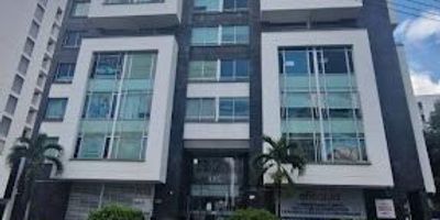  ARRIENDO SOTOMAYOR,   LOCAL EN EL EDIFICIO KBC,  ESTE ESPACIO DESTACA POR SU EXCELENTE ILUMINACIÓN, IDEAL PARA ADAPTARSE COMO OFICINA PROFESIONAL O CONSULTORIO. LA UBICACIÓN ESTRATÉGICA ESTÁ CERCA DE LA REGISTRADURÍA, EL COLEGIO SAN PEDRO Y DIVERSOS NEGOCIOS DEL ÁREA, LO QUE LO CONVIERTE EN UNA OPCIÓN PERFECTA PARA POTENCIAR SUS ACTIVIDADES, EL SECTOR CUENTA CON CÓMODAS VÍAS DE ACCESO Y TRANSPORTE PÚBLICO CERCANO  UBIQUE SU NEGOCIO EN UN LUGAR PRIVILEGIADO Y FUNCIONAL. PUEDE AGENDAR UNA CITA GRATUITA CON NUESTRO DEPARTAMENTO COMERCIAL PARA VISITAR EL LOCAL. LOS REQUISITOS PARA EL ARRIENDO SON MÍNIMOS. PARA MÁS INFORMACIÓN, COMUNÍQUESE AL TELÉFONO 6076852828 OPCIÓN 1.