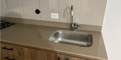 Vendo apartamento para estrenar ubicado en el Municipio de Rionegro, Antioquia, sector San Antonio de Pereira. El área construida es de 60m2. El apartamento cosnta de 2 habitaciones cada una con closet; 1 estudio, 2 baños, sala comedor, cocina, zona de ropas y balcón con miarada hacía al lado del parque con una hermosa vista.

La unidad cuenta con protería las 24 horas, parqueadero cubierto, cuarto útil, 2 ascensores por torre, piscina para niños y adlutos climatizada y salón social.

Esta hermosa unidad se encuentra ubicada cerca al parque de San Antonio de Pereira, a mall comerciales y con vías de fácil acceso.
