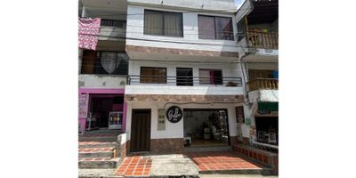 Edificio que consta de 4 pisos. Con un área total de 210m2 y de construido de 151m2
Piso  # 1 local, que cuenta con 35m2, salón, 1 baño, piso en madera, aproximadamente 20 años de construido, remodelado en su totalidad interna y externamente. 
 

Piso # 2 apartamento, que tiene 2 habitaciones, 1 closet, 1 baños, cocina integral, salón comedor, balcón, patio, zona de ropas, piso en cerámica, red de gas, calentador, estrato 2, área 58m2, aproximadamente 20 años de construido, remodelado en su totalidad interna y externamente. 

 

Piso # 3 apartamento, que tiene 3 habitaciones, 1 vestier, 2 closet, 1 baños, cocina integral, salón comedor, zona de ropas, piso en cerámica, red de gas, calentador, estrato 2, área 58m2, aproximadamente 3 años de construido.

 

Piso #4, terraza para construir, 58m2. 

 

Sector cercano al centro de salud Villa Laura, centro de integración Villa Laura, Iglesia Santa Laura Montoya.

No incluye mobiliario. 
