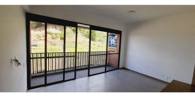 Este hermoso apartaestudio se encuentra ubicado en la tranquila y acogedora ciudad de Rionegro, en uno de los sectores más exclusivos de Antioquia. Con una amplia área construida de 57.69 M2 y una cómoda área privada de 51.66 M2, este inmueble ofrece un espacio perfecto para vivir o invertir. Cuenta con 2 alcobas, perfectas para parejas o pequeñas familias, y 2 baños, lo que brinda mayor comodidad y privacidad.

Una de las ventajas de este apartamento es su flexibilidad en cuanto a mascotas, ya que se admiten en su interior. Además, cuenta con servicios de agua, gas domiciliario y electricidad, para mayor comodidad en el día a día. Los armarios empotrados y los amplios clósets ofrecen amplias opciones de almacenamiento, mientras que el suelo de cerámica o mármol brinda un ambiente limpio y elegante.

El amplio balcón es el lugar perfecto para disfrutar de una hermosa vista panorámica campestre, mientras que la zona de lavandería equipada con un calentador y la cocina integral más una barra estilo americano, hacen de este apartaestudio un espacio funcional y confortable. Cuenta también con un depósito para almacenar objetos y un práctico sistema de puerta de seguridad.

El edificio que aloja este apartamento cuenta con un acceso pavimentado y una moderna área social, rodeado de jardines y zonas verdes, creando un ambiente de tranquilidad y armonía. Además, dispone de ascensor y vigilancia las 24 horas, con sistema de circuito cerrado de TV para mayor seguridad. Su ubicación sobre una vía principal permite un fácil acceso al transporte público y la cercanía a centros comerciales, colegios y universidades. También ofrece un gimnasio, parqueadero para visitantes, salón comunal y turco, para el disfrute de sus residentes.

Esta vivienda multifamiliar se encuentra en una urbanización cerrada, que garantiza la privacidad y seguridad de sus habitantes. Con su ubicación exterior y su acceso para discapacitados, este apartamento es perfecto p