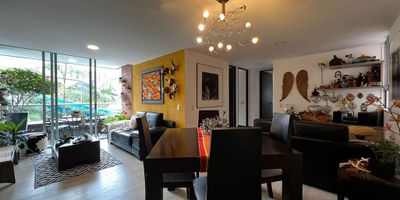 Apartamento en venta en unidad cerrada en sector residencial y tranquilo, cerca de colegios, rutas de transporte público, supermercados y servicios complementarios. Piso en madera laminada, sala comedor, estudio, 3 alcobas con baño en la principal, cocina integral abierta tipo americano, balcon y parqueaderos independientes cubiertos. Conjunto cerrado con ascensor, piscina, gym, salon social, sauna, turco, parque infantil, placa polideportiva, cancha de squash, zonas verdes, vigilancia 24 horas  y circuito cerrado de tv. Inmuebles sujetos a verificación de disponibilidad.
