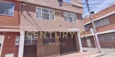 Se presenta esta gran oportunidad de vivienda y uso comercial, con una excelente ubicación para la comercialización, se encuentra en toda la avenida primero de mayo frente al parque casa blanca, a sus alrededores cuenta con parques para realizar actividades recreativas, además posee  zonas educativas inmediatas, disfruta de un  fácil acceso al transporte públicos y vías para trasladarse sea en automóvil, moto o bicicleta , se encuentra un una excelente zona de comercio y fácil acceso a ella, cuenta con 179 mts cuadrados. 
En el primer piso encontrados 2 locales comerciales con su baño cada uno, un aparta estudio con entrada  totalmente independiente, este apartamento posee dos habitaciones su área de lavado cocina y baño.
En el segundo piso encontramos la vivienda principal que consta de una sala-comedor amplia y tres habitaciones, un estudio, cocina un área de closet (que puede adaptarse para otro baño).
En el tercer piso encontramos el área de lavado más un cuarto de depósito y la terraza con una vista completa al parque casa blanca.