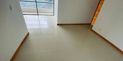 Hermoso Apartamento en el sector Sabaneta de 90 m2, con excelentes acabados , cuenta con 3 amplias habitaciones, 2 baños, amplio balcón , cocina con buena iluminación y excelente barra, sala comedor, piso en porcelanato, cuenta con buena iluminación. Este hermoso apartamento es ideal para descansar o compartir en familia, cuenta con parqueadero , en unidad cerrada con portera vigilancia.