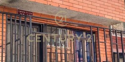 Te invito a conocer y habitar esta casa de 2 plantas con posibilidad de construir un tercer piso ubicada en el barrio San Mateo - Soacha; cerca a centros comerciales como son Tiendas D1 san mateo, Easy san mateo, Institución educativa san mateo, Institución educativa el Bosque; sus vías de acceso son por la Carrera 34a, Avenida Terreros, Avenida ciudad de Cali - norte, diagonal 38a, entre otras.
La casa cuenta con un área de 83 mts2, en el primer piso encontramos sala amplia e iluminada, comedor, baño, estudio, zona de lavandería y cocina. En el segundo piso encontramos 2 alcobas amplias y 1 alcoba auxiliar. 
No te pierdas esta oportunidad, agenda tu cita.