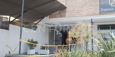 Venta apartamento para estrenar, con tres habitaciones, una habitación principal con baño privado y las otras habitaciones auxiliares con amplio closet y un baño social.
Cuenta con su área para comedor y sala., cocina integral con estufa y horno a gas, tenemos un espacio para la lavadora con su lavadero, Tendedero de ropas y un espacio amplio para la nevera, dos balcones. La puerta es de seguridad, El inmueble cuenta con un parqueadero cubierto y Deposito.
Este conjunto residencial, ubicado en el centro de Bogotá junto a la estación de la sabana. Se caracteriza por ser parte del plan de desarrollo urbano y por la visión de transformar el entorno del centro de Bogotá. El gran atractivo es su diseño, la valorización que proyecta, Implantadas sobre un podio comercial de 5 niveles, parqueaderos, depósitos, locales comerciales y espacios para la diversión y el entretenimiento, con unas completas y espectaculares zonas comunes sin igual en el sector. que esperas para conocerlo no pierdas esta gran oportunidad.