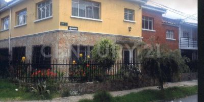 Consta de sala, comedor, cocineta, baño social, garaje ,patio cubierto, en el segundo piso  cinco oficinas o alcobas ,baño. Inmueble de interés cultural. Muy bien ubicado