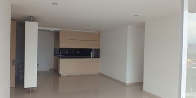 Se arrienda apartamento en envigado, en unidad cerrada con portería las 24 horas, salón social, piscina, zonas infantiles, zonas verdes, parqueadero de visitantes.

Apartamento en ubicado en el piso 11 con ascensor, tiene un área de 85 m2, cuenta con 3 habitaciones, la habitación principal, con baño y Vestier, 2 baños más baño social,  habitación de servicio, con baño, sala comedor, cocina integral, balcón, parqueadero sencilla y cuarto útil.
Ubicado hacia la avenida las vegas.
