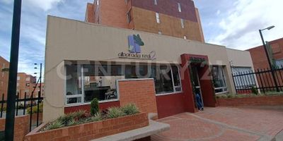 Hermoso Apartamento para ESTRENAR, con los mejores acabados, luz natural y edspacios amplios, consta de Sala Comedor, Dos baños completos, Tres habitaciones y Parquedero comunal en Conjunto Residencial ubicado en un sector rodeado de diferentes puntos comerciales, educativos, y recreativos que haran de su vivienda un lugar tranquilo y ameno para vivir, cuenta con espacios sociales y areas de entretenimiento