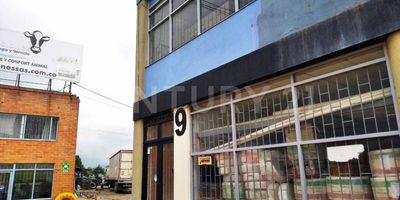 Disponible para arriendo local en LA GLORIETA DE SIBERIA, costado noroccidental de la glorieta exactamente en la intercepción de la calle 80 con la vía Siberia -cota, un parqueadero asignado para la parte administrativa del local (horario máx. 10 pm, igual parqueadero para visitantes autorizados y de acuerdo al reglamento, ubicación estratégica que permite llegada fácil por las vías importantes que lo enmarcan, sobre  vía principal cota - chía , local esquinero, vigilancia externa  24 horas (áreas comunes), en su entorno hay locales comerciales de diversas actividades económicas, locales agroganaderos, bancos, estación de gasolina, y varios locales de almacenamiento de productos diversos, cuenta con servicios de agua y luz de manera independiente, USO PERMITIDO PARA SERVICIOS ADMINISTRATIVOS Y COMERCIALES, no adecuados para actividades gastronómicas, servicios de energía BIFASICA, ha funcionado asociación de ganaderos, comercialización de productos veterinarios, etc. segundo piso local # 9, con 144 m2 de área, zona de descanso, salón amplio, deposito, cocina, dos zonas de lavado, dos baños, puerta de entrada y escaleras.