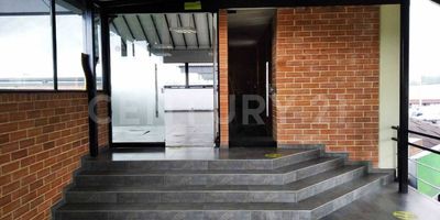 Disponible para arriendo local en LA GLORIETA DE SIBERIA, costado noroccidental de la glorieta exactamente en la intercepción de la calle 80 con la vía Siberia -cota, un parqueadero asignado para la parte administrativa del local (horario máx. 10 pm, igual parqueadero para visitantes autorizados y de acuerdo al reglamento, ubicación estratégica que permite llegada fácil por las vías importantes que lo enmarcan, sobre  vía principal cota - chía , local esquinero, vigilancia externa  24 horas (áreas comunes), en su entorno hay locales comerciales de diversas actividades económicas, locales agroganaderos, bancos, estación de gasolina, y varios locales de almacenamiento de productos diversos, cuenta con servicios de  energía de manera independiente, USO PERMITIDO PARA SERVICIOS ADMINISTRATIVOS Y COMERCIALES, no adecuados para actividades gastronómicas, servicios de energía BIFASICA, ha funcionado colcenters de empresas, y agencia de empleos, etc. segundo piso local # 201-3, con 98 m2 de área, escaleras de entrada, salón amplio, depósito y cocineta, poceta de limpieza, dos baños para mujeres y un baño para hombre y puerta de entrada.