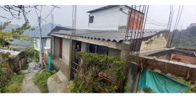 Venta de casa en el sector de la Floresta, villamaría. Cuenta con 2 alcobas,1 baño,sala comedor,gas natural,cocina sencilla y pisos en madera. 
