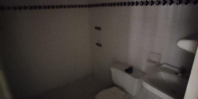 se vende casa con apto   con un área de 360 m2. Cuenta con sala comedor, estudio, 3 cuartos  2 baños, patio interno, cerca de centro comerciales,fácil acceso de transporte y vias principales ven y conocela