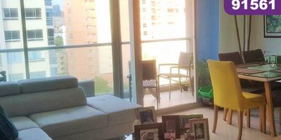Se vende apartamento, ubicado en el norte de la ciudad de Barranquilla, sector de Miramar, con un área aproximada de 105 m2, en edificio con vigilancia privada y zonas sociales de entretenimiento, el inmueble cuenta con sala, comedor, cocina integral, area labores, balcon, 3 amplias habitaciones, 2 baños, alcoba y baños de servicio, lado sombra, con muy buena distribución en sus areas, con gran iluminación natural lo cual te ofrece un espacio fresco y acogedor, buenos y modernos acabados, sector tranquilo y residencial, sobre el sector puede encontrar, centro comercial miramar,  almacenes de cadenas, restaurantes, parques, cómodas vías de acceso con facilidad a transporte publico cercano.