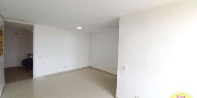 Código: 4031. 8° Piso en edificación de 25 pisos. Acceso al inmueble: Directo a la vía y escalas. Precio negociable. Parqueadero común.