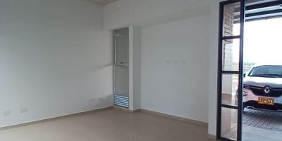 Casa en Arriendo en unidad cerrada en Galicia cerca a supermercados de cadena, rutas de transporte publico y servicios complementarios de la zona. Cuenta con tres niveles, salacomedor, pisos en ceramica, cinco habitaciones y tres baños, hall de alcobas, cocina integral mesón en granito, estufa y calentador a gas, zona de ropas. La unidad cuenta con  piscina, gimnasio, salón comunal, parques infantiles, cancha polideportiva y un parqueadero descubierto. con vigilancia y portería las 24 Horas. Inmuebles sujetos a verificación de disponibilidad.