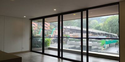 Apartamento en arriendo en unidad cerrada cerca a via principal, supermercados, restaurantes, hoteles, rutas de transporte publico y servicios complementarios. Piso en madera, puerta de seguridad, sala comedor, estudio, 2 alcobas con baño en la principal, cocina integral abierta tipo americano, balcon y parqueaderos lineales cubiertos. Conjunto cerrado con ascensores, piscina, gimnasio, salon social, parques infantiles, cancha de squash, zona verdes, vigilancia 24 hrs, citofonia y circuito cerrado de tv. Inmuebles sujetos a verificación de disponibilidad.
