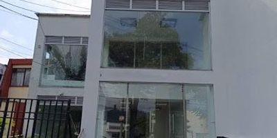 Se Arrienda!! casa comercial av. 30 de agosto,  amplios espacios distribuidos en dos niveles; primer nivel 3 ambientes, y un baño, segundo nivel, 4 oficinas y hall. contáctanos..!