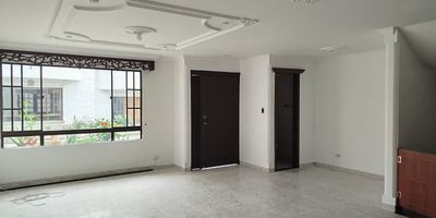 Casa en Arriendo y Venta en unidad cerrada con  buena ubicación en Pinares cerca a supermercados de cadena, centros comerciales, clinicas, rutas de transporte publico y servicios complementarios, cuenta con tres amplios niveles, muy buena iluminacion y ventilacion natural, salacomedor, pisos en ceramica,Tres  habitaciones y tres baños, mas habitacion de servicio con baño, estufa y calentador a gas, cocina integral meson en marmol, zona de ropas. La casa cuenta con remodelacion en la cocina. La unidad cuenta con dos parqueaderos cubiertos. Vigilancia y porteria las 24 Horas. Inmuebles sujetos a verificación de disponibilidad.