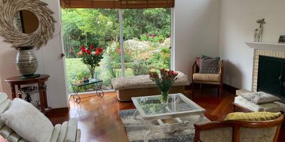 Codigo 18436. Viva la exclusividad y el confort en esta lujosa propiedad, con vistas panorámicas a las impresionantes montañas de La Calera. Esta casa, ubicada en un entorno privilegiado, ofrece lo mejor en diseño, comodidad y privacidad.Características principales:Lote: 947 m², Área construida: 182 m², Sala con chimenea natural, Comedor amplio y luminoso, Cocina abierta remodelada, moderna y funcionalZona privada: Habitación principal con vestier, baño privado y terraza con vista panorámica. Dos habitaciones auxiliares con baño independiente, Estar de habitaciones ideal para momentos de descanso o reuniones familiares, Estudio cerrado con baño social completo, que puede funcionar como cuarta habitación, Zona de ropas amplia, práctica y bien distribuida.Cuarto y baño de servicio.Parqueaderos: Dos cubiertos y amplios espacios descubiertos.Ventajas del Conjunto Residencial Macadamia del Río:Club House: Con piscina semiolímpica, piscina para niños, zona húmeda con sauna, turco y jacuzzi.Cancha de tenis de piso duro, cancha de fútbol de césped, squash y gimnasio completamente dotado.Salones sociales ideales para eventos.Cancha de semi golf.Entorno natural: Senderos ecológicos para caminatas, amplias zonas verdes y aire puro.Beneficios de la ubicación en La Calera:A solo 30-40 minutos de Bogotá, con acceso a colegios, jardines y restaurantes de alta calidad. Perfecto para quienes buscan el equilibrio entre la tranquilidad del campo y la cercanía a la ciudad.¡No pierda la oportunidad de vivir en un entorno natural, rodeado de comodidad, lujo y exclusividad!