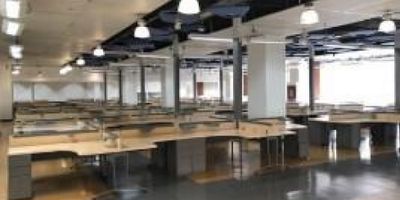 Oficina de gran formato, totalmente amoblada, ideal para empresas que buscan funcionalidad y espacios amplios en un entorno corporativo de alto nivel.

Características del inmueble:
Área total construida: 810 m² // 123 puestos de trabajo (sin sillas) // 1 oficina privada // 2 salas de juntas (sin sillas) // 2 bodegas internas // Batería de baños externa // Energía instalada 100 kVA con suplencia de planta eléctrica // Equipos UPS y racks para almacenamiento y distribución de equipos.

Ventajas adicionales:
Edificio con vigilancia 24/7 y sistema de CCTV // Parqueaderos para motos y bicicletas, con asignación de 1 parqueadero por cada 100 m² // 6 ascensores, incluyendo ascensores panorámicos // Espacios corporativos con excelente diseño y adaptabilidad para grandes equipos de trabajo
