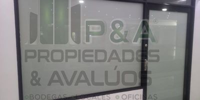 ¡Excelente oportunidad de negocio en el corazón de Poblado!
Te ofrecemos un amplio local de 70m2, ubicado estratégicamente en Poblado, una de las zonas más dinámicas y comerciales de Medellín. 
Este espacio está listo para que instales tu negocio y aproveches la alta afluencia de clientes potenciales. Contará con todos los servicios públicos y permiso de uso para comercio.
Ventajas:
- Ubicación privilegiada: A sólo 5 minutos a pie del centro comercial más grande de la zona.
- Alta afluencia de público: Más de 20.000 personas transitan diariamente por esta calle.
- Transporte: Parada de bus a la vuelta para un fácil acceso desde cualquier punto de la ciudad. 
- Colegios cercanos: Gran flujo de estudiantes y padres durante todo el día.
- Seguridad: Zona muy concurrida y vigilada las 24 horas.
- Bajo costo de arriendo inicial para darte una oportunidad única de despegar tu emprendimiento.
¡Llámanos ya para agendar una visita! Este local no estará disponible por mucho tiempo.