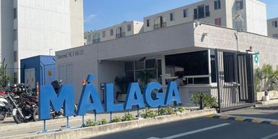 ¡Tu nuevo hogar te espera en ciudad Guabinas Yumbo! Este hermoso apartamento en alquiler, ubicado en el quinto piso, ofrece todo lo que necesitas para una vida cómoda y tranquila. Con una amplia sala comedor perfecta para descansar o recibir visitas, y dos habitaciones, la principal con closet. El baño social es ideal para tus visitas y la cocina sencilla tiene el espacio necesario para preparar tus mejores platillos. La zona de oficios incluye un lavadero y punto para lavadora, facilitando tus tareas diarias. Los pisos en cerámica le dan un toque moderno y fácil de mantener. El conjunto residencial ofrece un parqueadero comunitario, portería 24/7, piscina, zona infantil y salón social, brindándote seguridad, diversión y comodidad. Su ubicación es inmejorable, cerca del Mall Plaza, donde encontrarás tiendas y supermercados. ¡No dejes pasar la oportunidad de vivir en un lugar tan completo y bien ubicado! ¡Contáctanos y agenda tu visita hoy mismo!