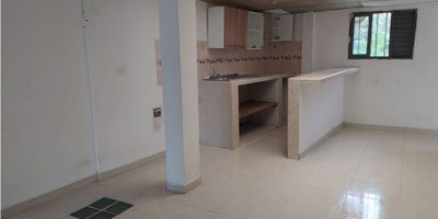 Se vende casa en Villamaría, Caldas amplia e iluminada, con excelente ubicación, transporte público cercano y zonas verdes. Solar de aproximadamente 80 m². Casa con renta que consta de:

1 apto de 2 habitaciones, 1 baño, sala-comedor, cocina sencilla, zona de ropas
1 apto de 3 habitaciones, 1 baño, sala-comedor, cocina sencilla, zona de ropas 
y un apartaestudio dos ambientes, zona de ropas, baño, zona de ropas.
 
