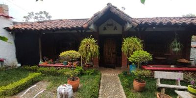 cesa campestre en venta para remodelar, cerca a cali sector la reforma a 10 minutos de la plaza de toros, cuenta con vías de acceso pavimentadas en buen estado, zona de alta valorización y exelente clima.
buena seguridad y con cercanía a tiendas y restaurantes.