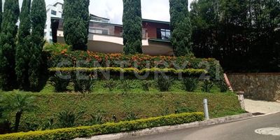 CASA EN SABANETA , Tu Oasis de Lujo en Sabaneta: ¡Vive la Vida que Siempre Soñaste!
Descubre esta majestuosa casa de 350 m² en un exclusivo conjunto cerrado de Sabaneta. Ubicada en un lote de 670 m², esta propiedad te ofrece el espacio y la comodidad que buscas.
Características Destacadas:
•	Amplios espacios: Disfruta de una sala-comedor iluminada, una cocina americana moderna y cuatro habitaciones con baño privado, cada una diseñada para tu máximo confort.
•	Relajación al aire libre: El balcón-terraza es el lugar perfecto para disfrutar de momentos inolvidables con familiares y amigos, rodeado de un hermoso jardín.
•	Exclusividad y seguridad: Vive en un conjunto cerrado con vigilancia 24/7, garantizando tu tranquilidad y la de tu familia.
•	Ubicación privilegiada: Sabaneta te ofrece una calidad de vida inigualable, con fácil acceso a centros comerciales de renombre como Viva Envigado y Oviedo, así como a reconocidos colegios como el Colegio Los Nogales y el Colegio Hontanares. Además, podrás disfrutar de la naturaleza en parques como el Parque Lineal La Ayurá y el Parque Ecológico La Heliodora.
¡Sabaneta te espera! Con una excelente oferta gastronómica, centros comerciales, parques y vías de fácil acceso como la Avenida Las Vegas, esta ciudad te brinda todo lo que necesitas para vivir una vida plena.