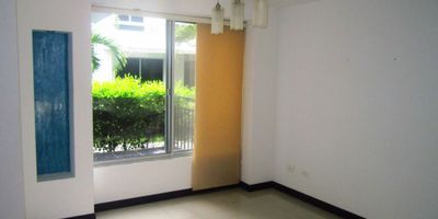 Casa en Arriendo y Venta en unidad cerrada en Pinares cerca a supermercados de cadena, centros comerciales, rutas de transporte publico y servicios complementarios. Cuenta con tres amplios niveles, iluminación y ventilación natural, amplios espacios, acabados modernos, salacomedor, pisos en porcelanato y madera, estudio, tres habitaciones, tres baños, mas habitacion de servicio con baño, cocina integral meson en quarztone, estufa y calentador a gas, zona de ropas. La casa ademas cuenta con terreza. La unidad cuenta con piscina, salón comunal, parques infantiles, zonas verdes y dos parqueaderos cubiertos. Vigilancia y portería las 24 Horas. Inmuebles sujetos a verificación de disponibilidad. Arriendo Pinares Pereira