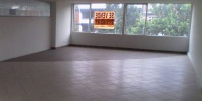 oficina exterior de 135 metros ,hall de acceso ,área libre ,cocineta, oficinas cerradas y dos baños ,portería 24 horas ,no tiene ascensor ni garaje .