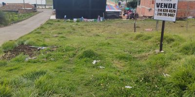 Atos Inmobiliaria te ofrece lote en venta en el municipio de Chivatá, ubicado frente al colegio y a solo 10 minutos de Tunja. Cuenta con un área de 82.20 metros cuadrados, acceso pavimentado y una ubicación esquinera dentro del municipio. Es la oportunidad ideal para invertir y desarrollar el proyecto de tu preferencia. No esperes más, contáctanos y agenda tu cita para conocer este excelente espacio.