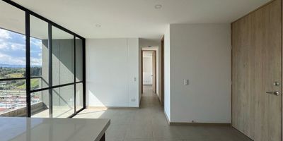 Apartamento en venta unidad cerrada sector tranquilo, tipo campestre, de poco flujo vehicular, supermercados y servicios complementarios. Piso en ceramica, sala comedor, 2 alcobas con baño en la principal, cocina integral abierta, balcon y parqueadero independiente cubierto. Conjunto cerrado con ascensor, piscina, gimnasio, salon social, sauna, turco, parques infantiles, cancha de squash, zonas verdes, coworking,  vigilancia 24 hrs, citofonia y circuito cerrado de tv. Inmuebles sujetos a verificación de disponibilidad.
