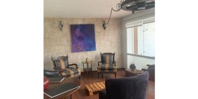 Área 452 metros cuadrados, vendo casa, dos pisos se pueden construir seis, primer piso: sala, comedor, cocina cerrada amplia, zona de lavandería, cuarto y baño de servicio, garaje cubierto para dos carros y descubierto para un carro, jardín; segundo piso: siete habitaciones, seis baños, estudio. APTS - C DOS
