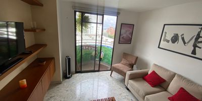 Apartaestudio en Arriendo en unidad cerrada con  buena ubicación en Pinares cerca a la avenida principal, supermercados de cadena, centros comerciales, clinicas, rutas de transporte publico y servicios complementarios. Cuenta con salacomedor, pisos en marmol y madera, una habitacion, un baño, estufa y calentador a gas,  cocina integral meson en marmol, zona de ropas. Se arrienda amoblado en 2.700.000. La unidad cuenta con piscina, gimnasio, salon comunal, saunaturco, parques infantiles, zonas verdes y un parqueadero. Vigilancia y porteria las 24 Horas. Inmuebles sujetos a verificación de disponibilidad.
